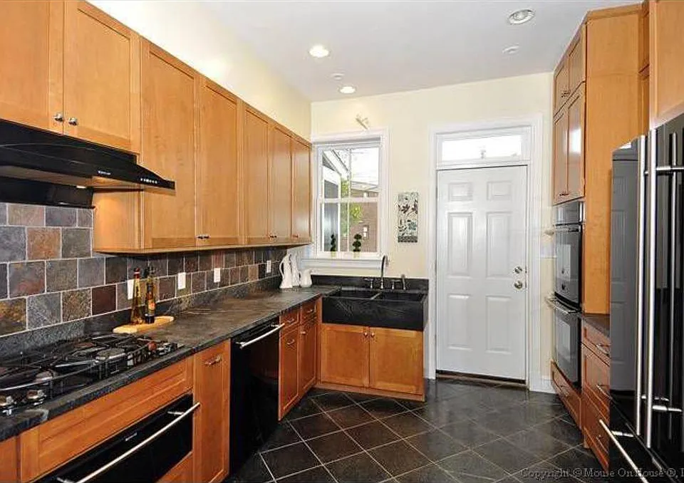 Gourmet kitchen