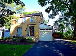 556 W Parkway Rd, Riverside, IL 60546