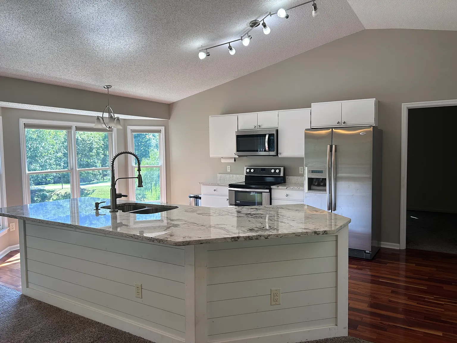3 bed, 2224 sqft, $2,300 — Photo 3