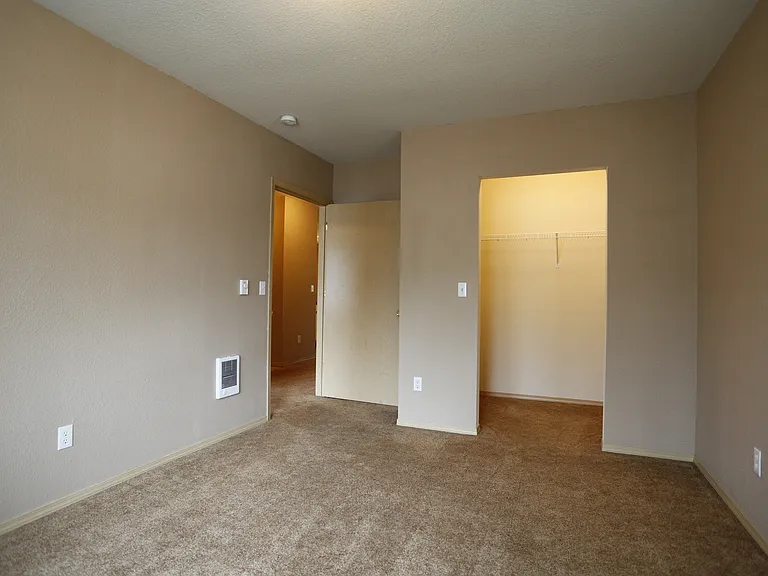Gateway Village Apartments — Photo 27