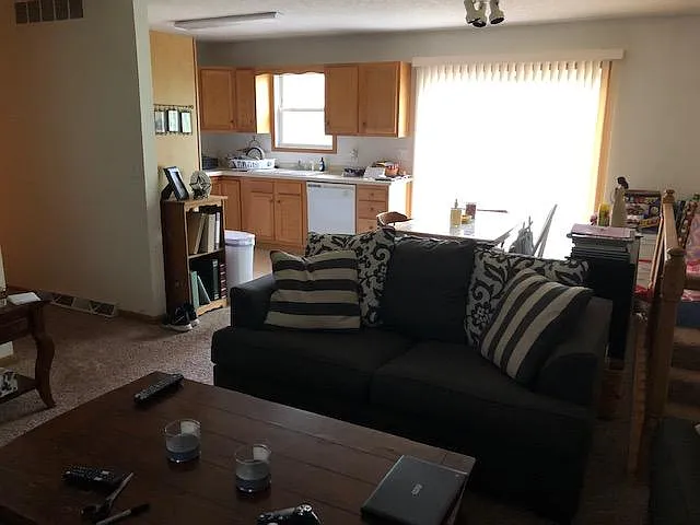 3 bed, 1000 sqft, $1,650 — Photo 3