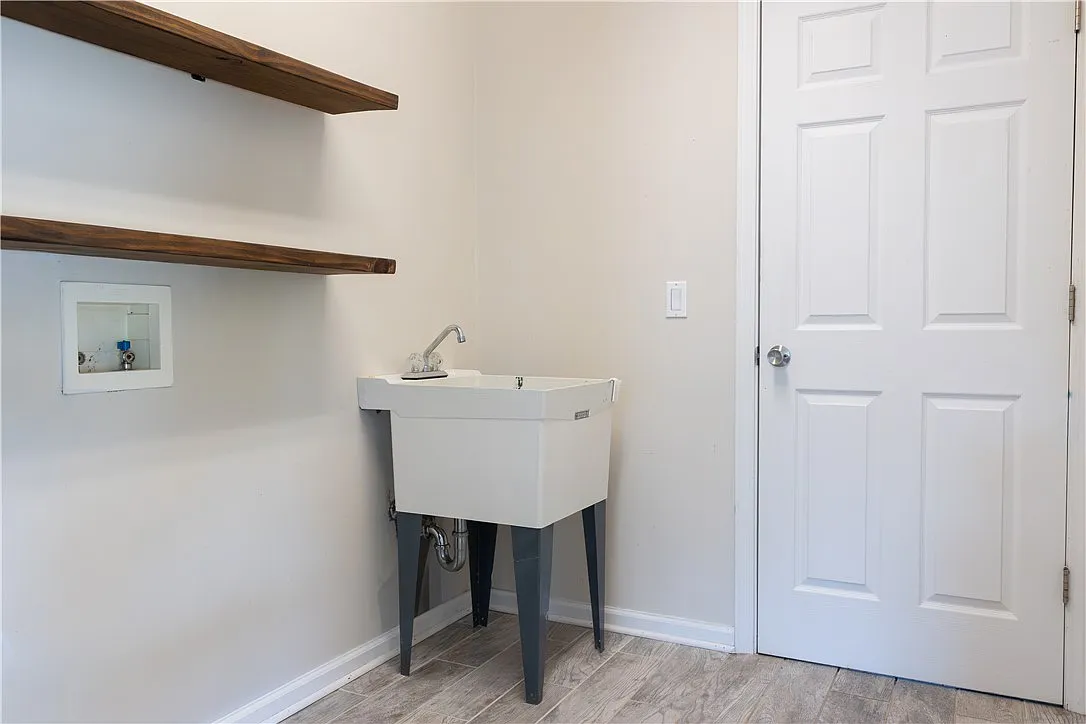 3 bed, 2.0 bath, 1563 sqft, $2,300 — Photo 2