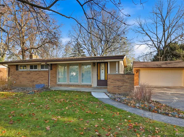 17524 Lathers St, Livonia, MI 48152