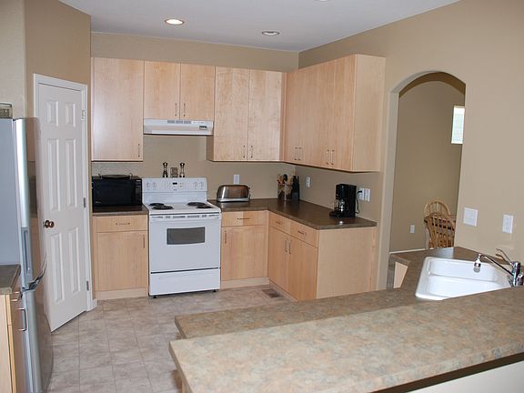 Kitchen w/upgraded cabinets 