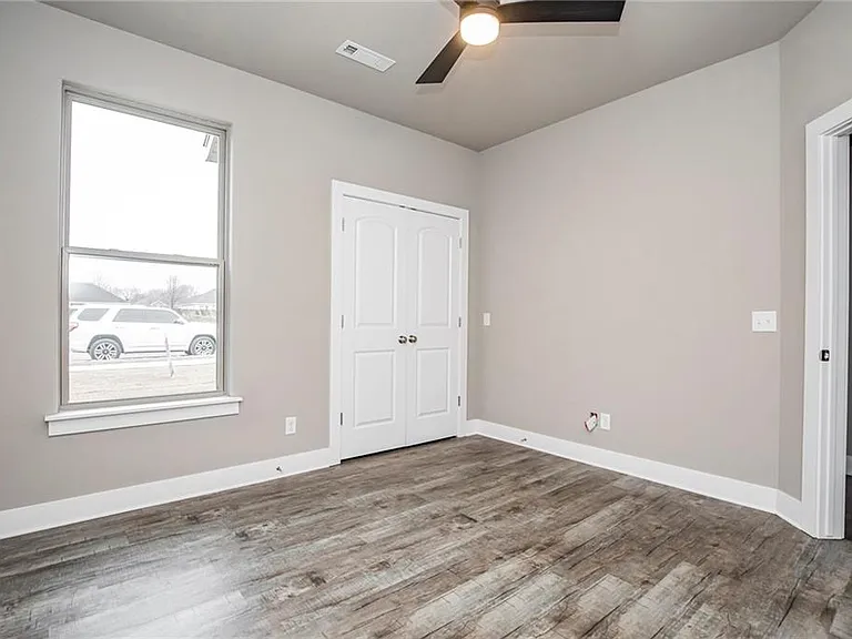 1048 Parker Ln — Photo 16
