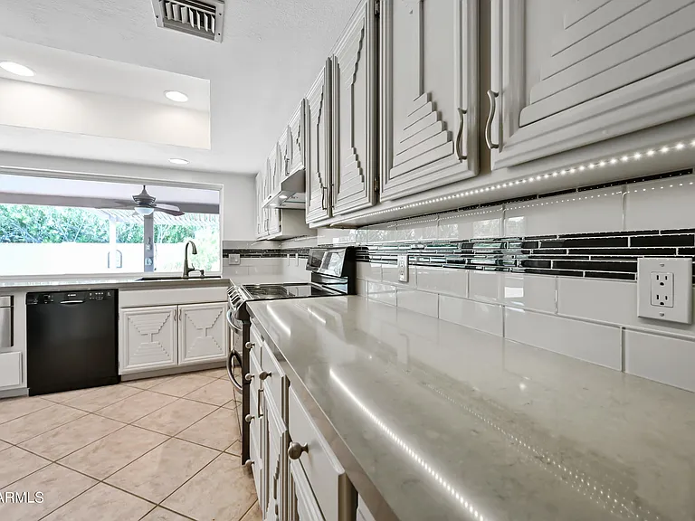 324 W Willow Ave — Photo 14