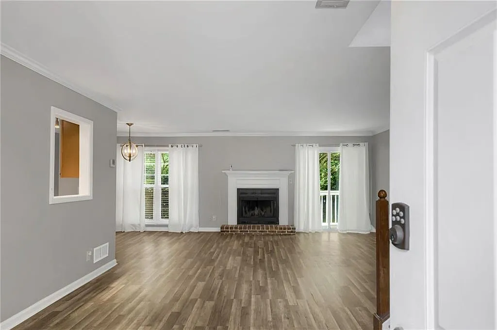 2 bed, 2.5 bath, 1424 sqft, $1,700 — Photo 2