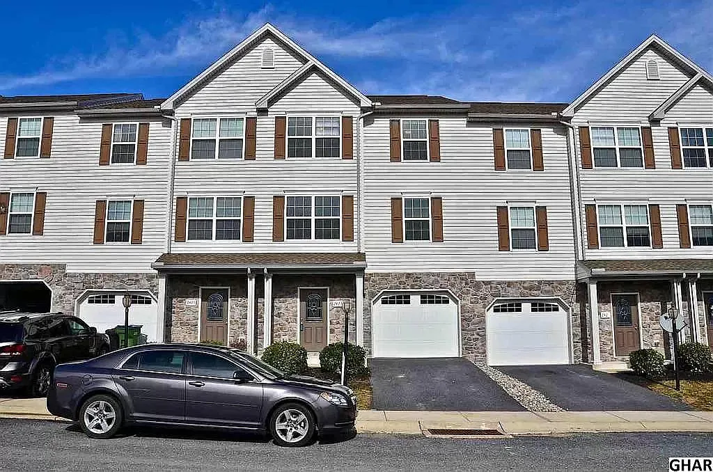 3 bed, 2.5 bath, 1920 sqft, $2,000 — Photo 1
