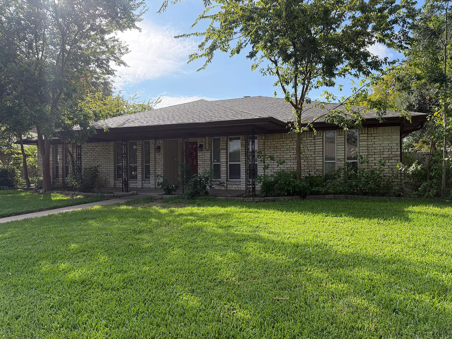 4 bed, 2.5 bath, 2212 sqft, $2,399 — Photo 2