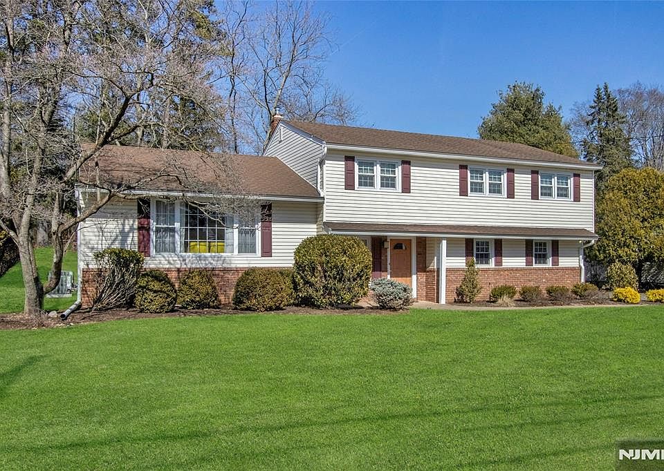 1st image of 90 Maria Dr