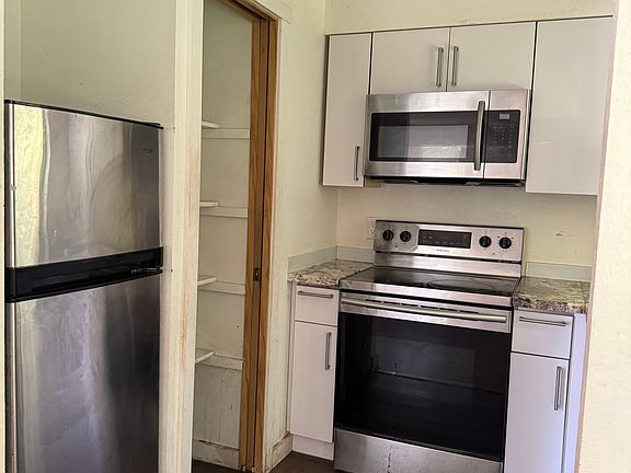 4th image of 1408 Bellevue Way NE