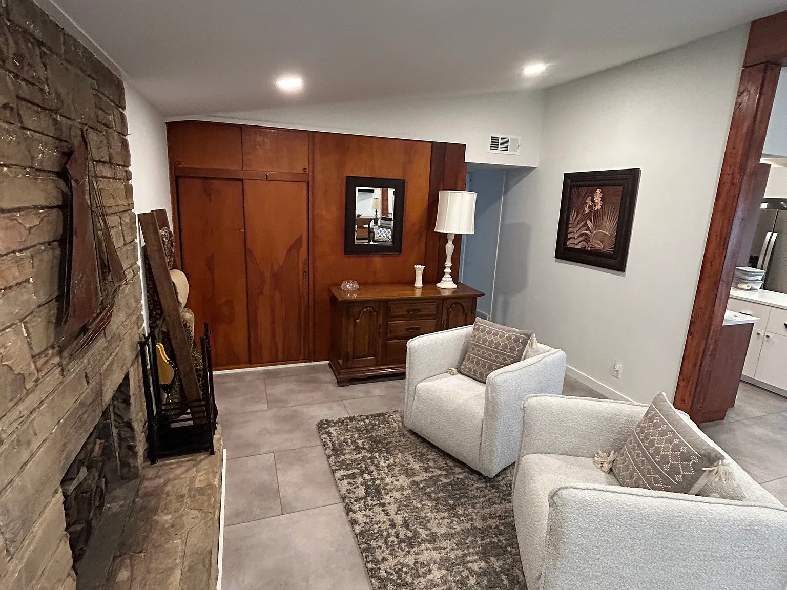 910 Volz Dr — Photo 2