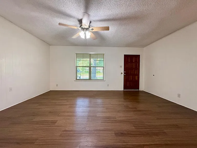 403 E Lynnwood Ln — Photo 4