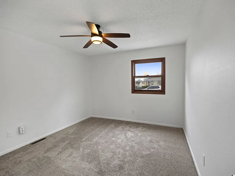 110 S Conrey St — Photo 4