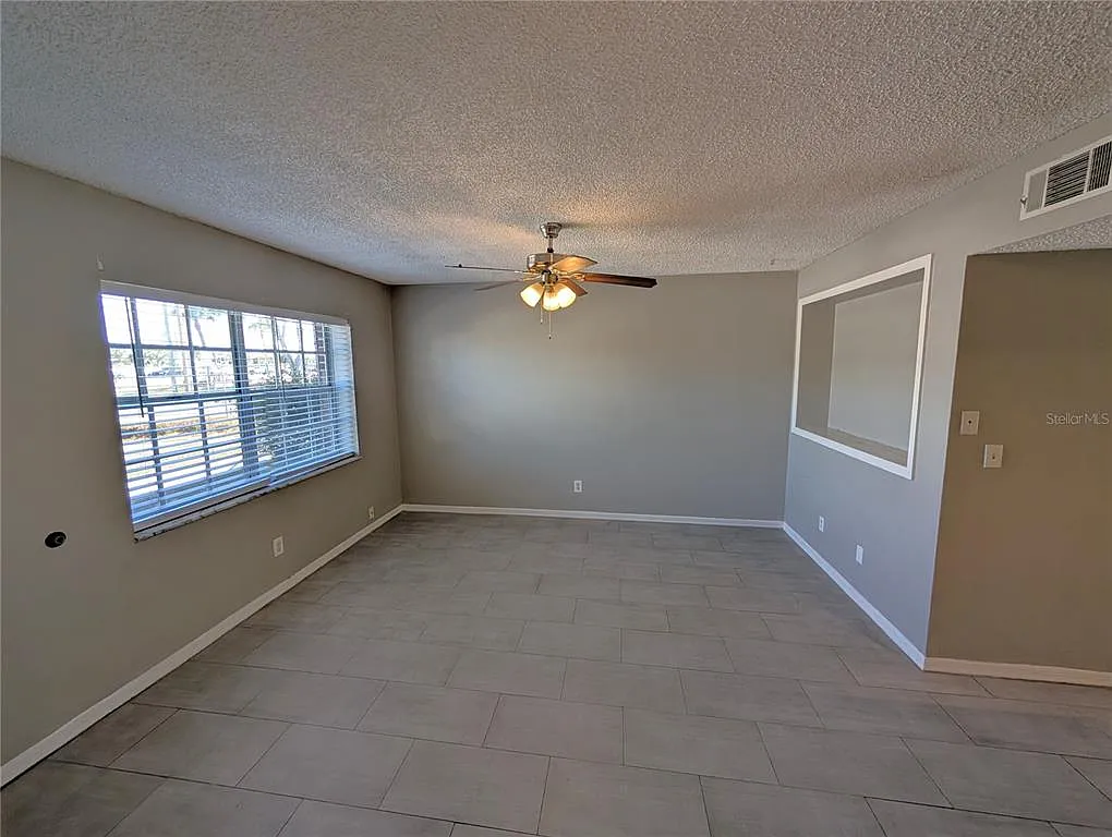 Building Photo - 6415 S Roberts Ave #103