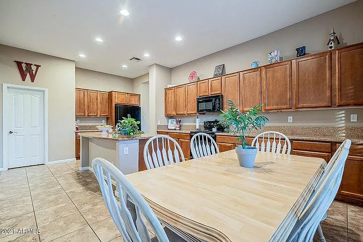 5 bed, 3056 sqft, $3,395 — Photo 3