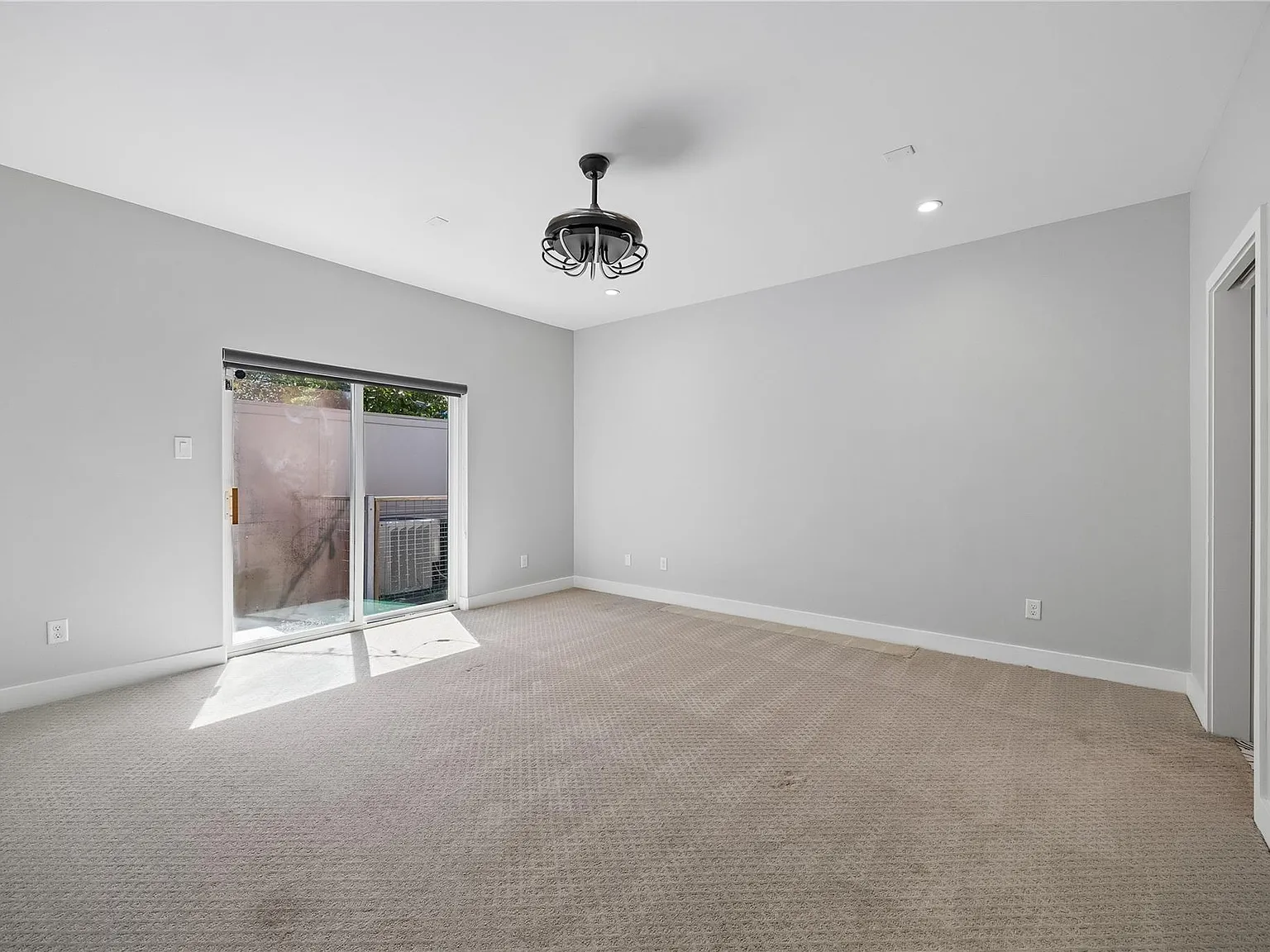 3 bed, 3.5 bath, 2705 sqft, $3,950 — Photo 3