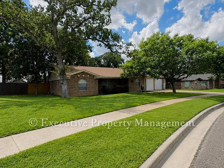 410 Jeffrey Ln — Photo 1