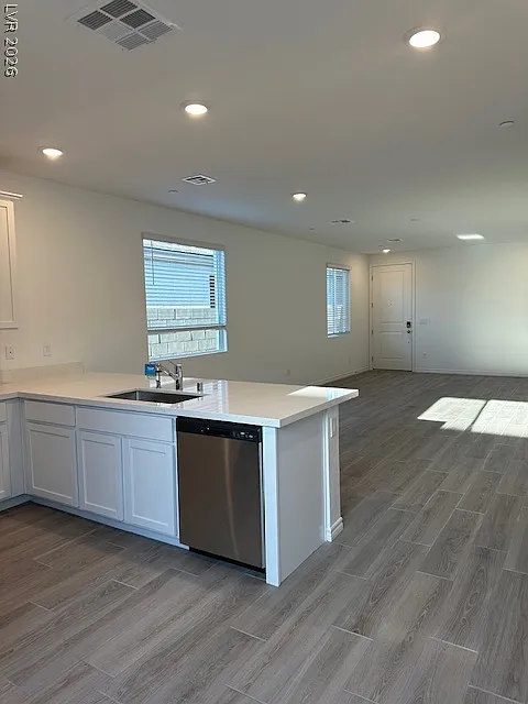 3 bed, 3.0 bath, 1760 sqft, $2,600 — Photo 2