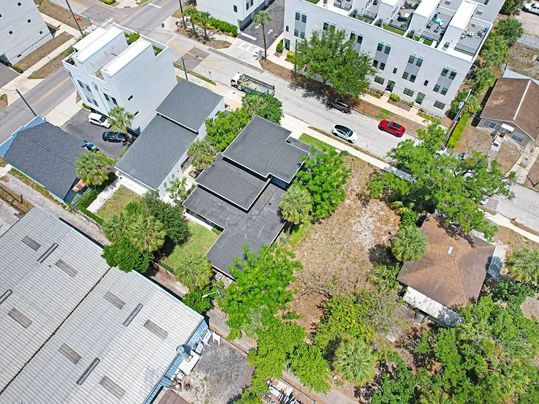 1326 W Fig St — Photo 40