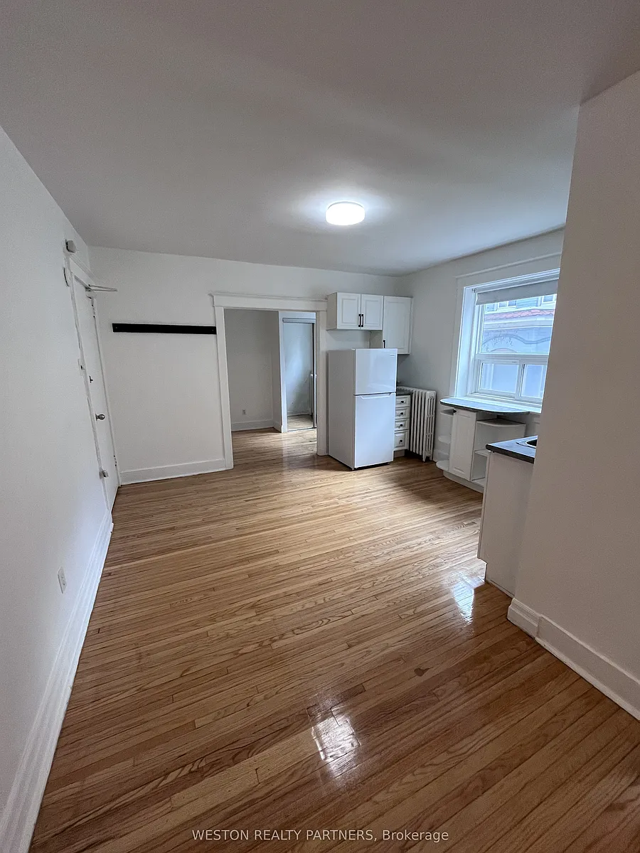 Building Photo - 44 Huntley St #203