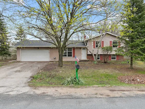 W14329 Brookwood Ct, Ripon, WI 54971