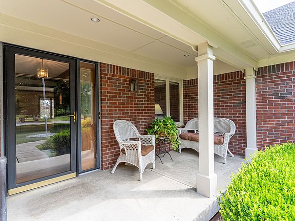 3rd image of 220 Innisbrooke Dr