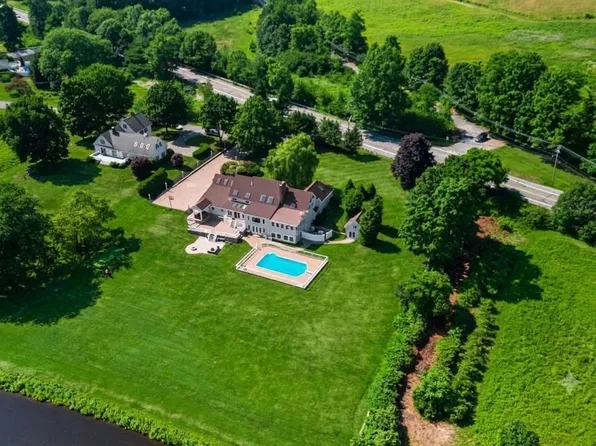 6 Lynbrook Rd, Southborough, MA 01772