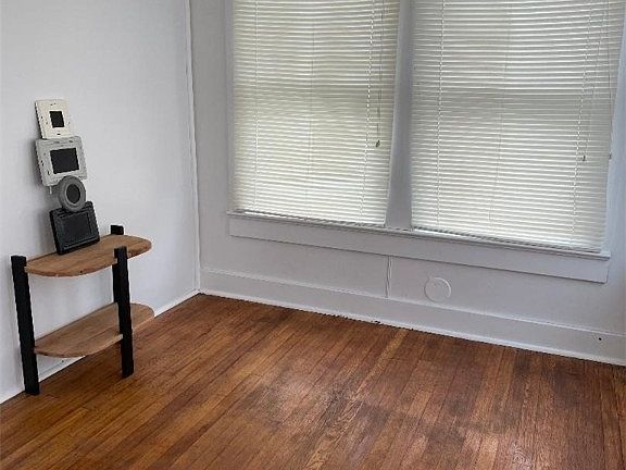 5th image of 114 S Walnut St