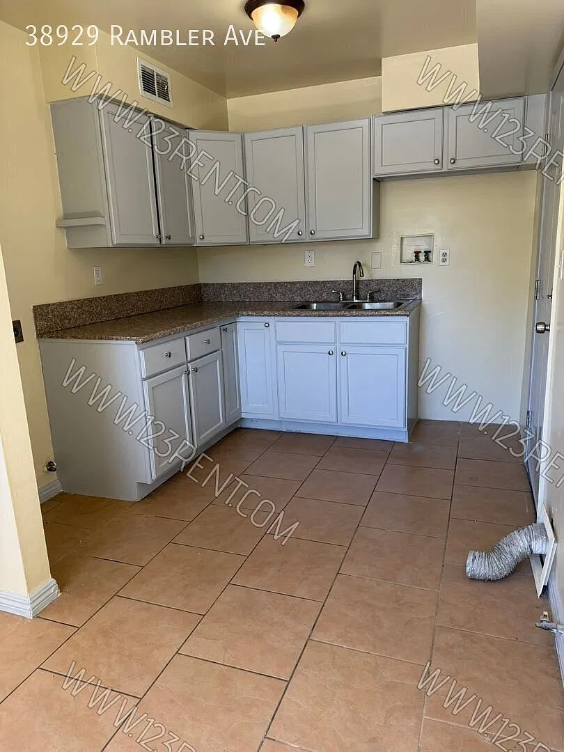 3bd/1bth Single Story East Palmdale Duplex — Photo 4
