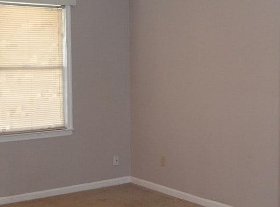 5th image of 413 Fox Harbour Dr