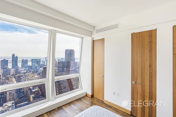 Sold by (Legacy) Elegran | media 4