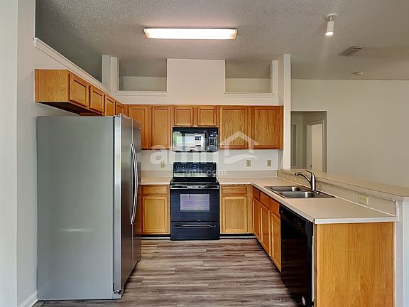 3rd image of 685 Mackenzie Cir