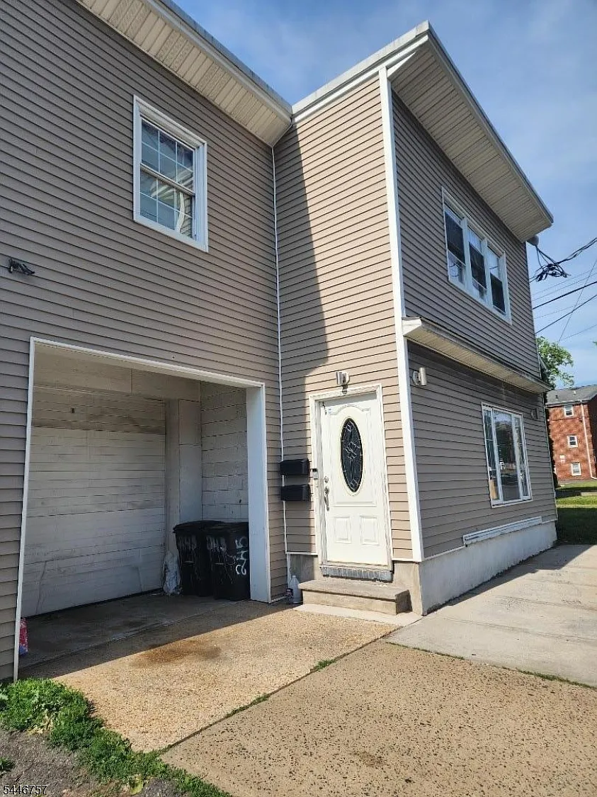2 bed, 1.0 bath, $2,000 — Photo 2