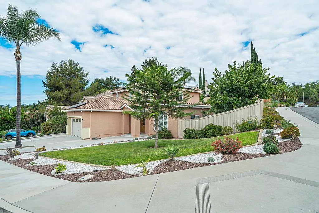 4 bed, 2.5 bath, 2200 sqft, $4,750 — Photo 2