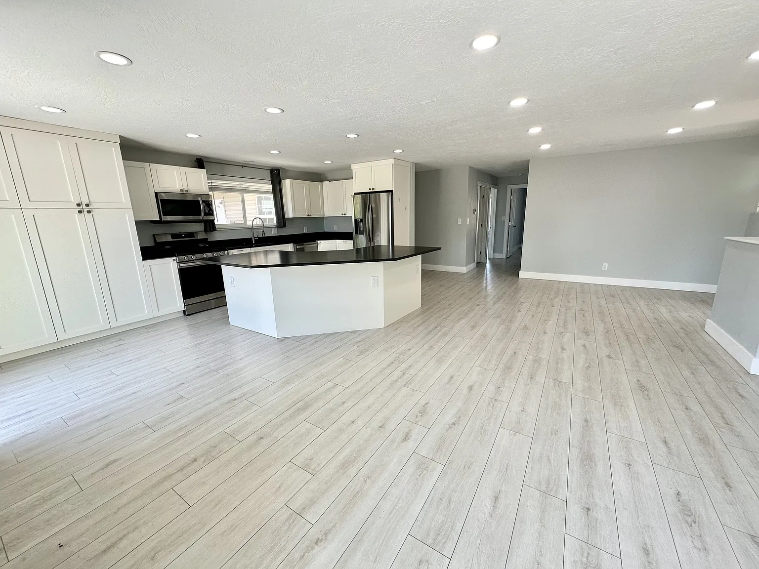 Provo White Home - Unit 1 — Photo 3