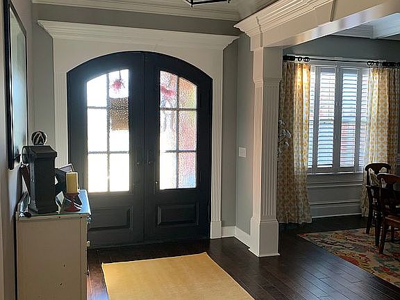 Foyer w/trayed ceiling