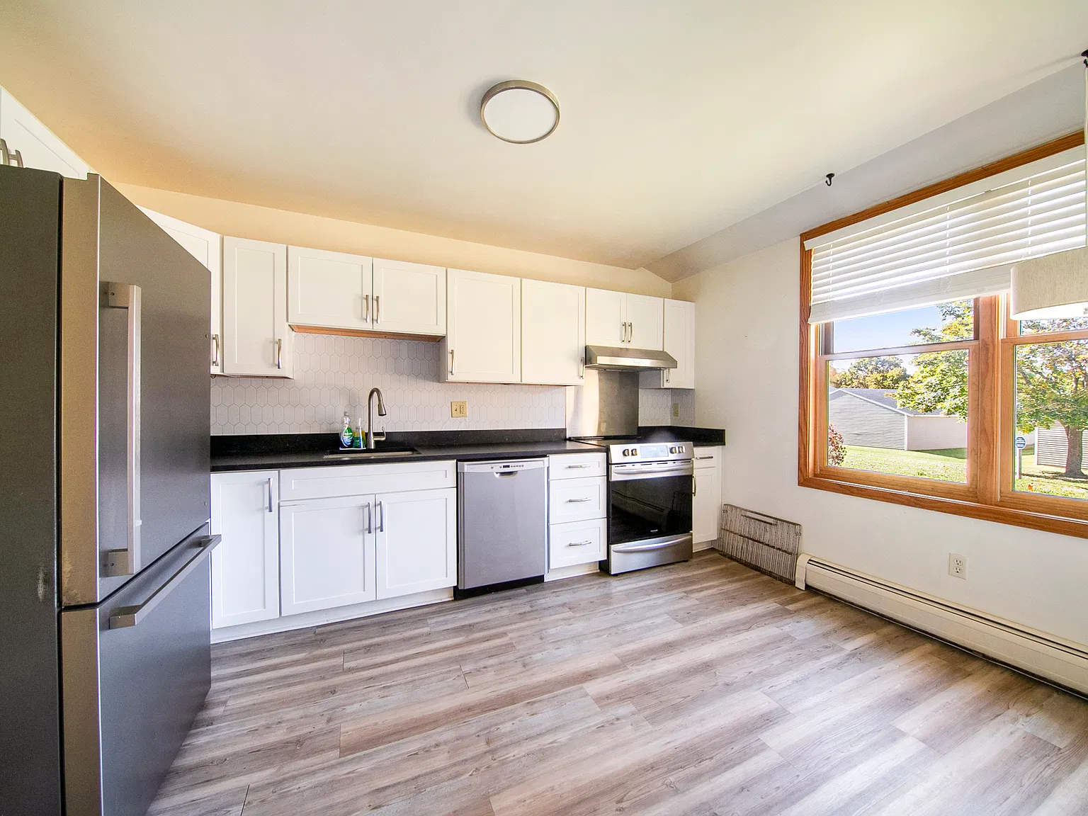3 bed, 1.5 bath, 1302 sqft, $3,150 — Photo 3