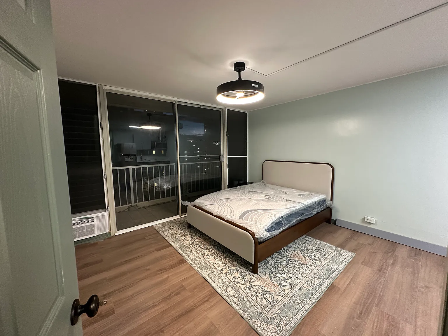 Studio, 350 sqft, $2,000 — Photo 1