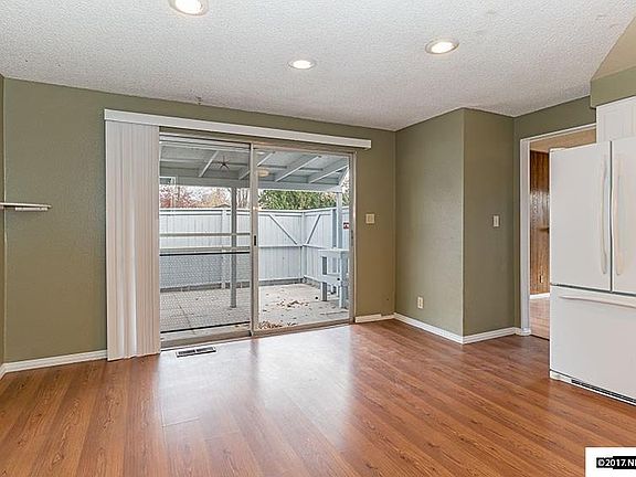 4th image of 1049 Briarwood Dr