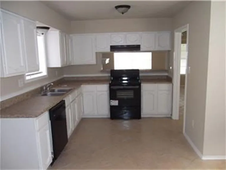 22603 Millgate Dr — Photo 5