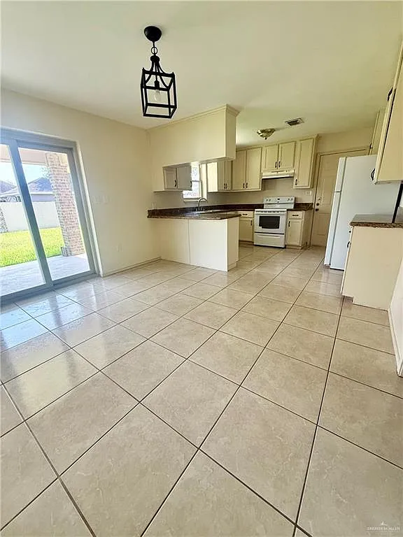 3 bed, 2.0 bath, 1399 sqft, $1,650 — Photo 2