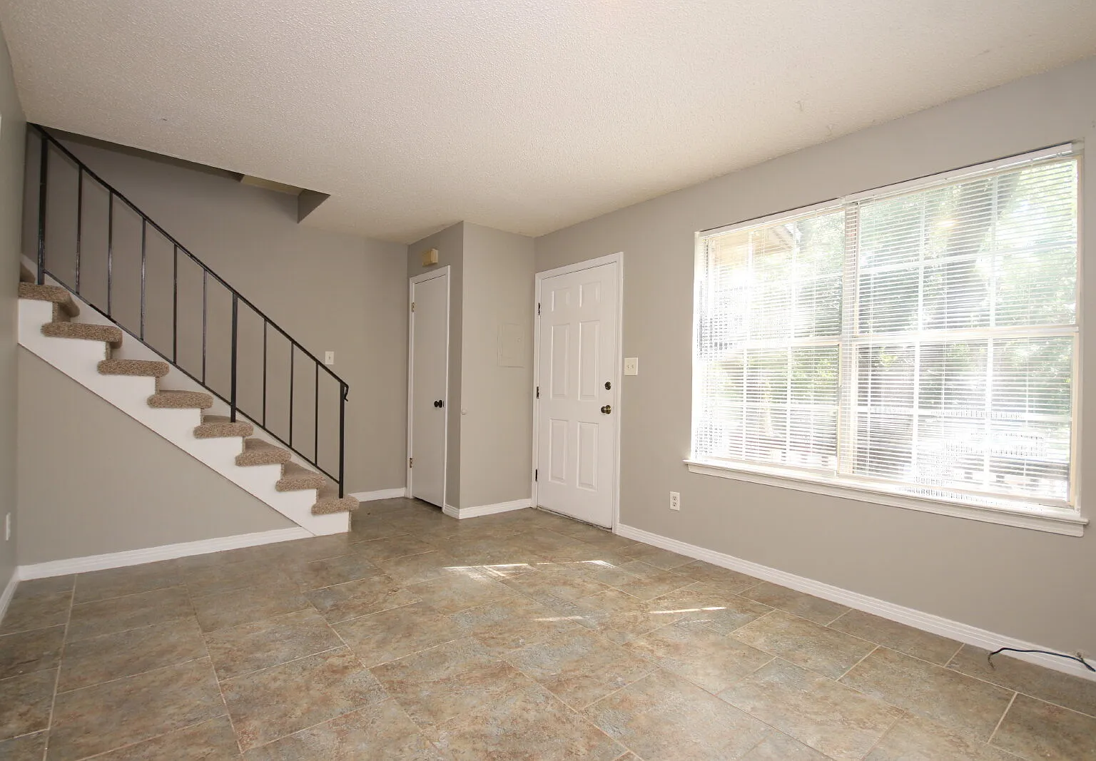 2 bed, 1.5 bath, 1425 sqft, $1,370 — Photo 1
