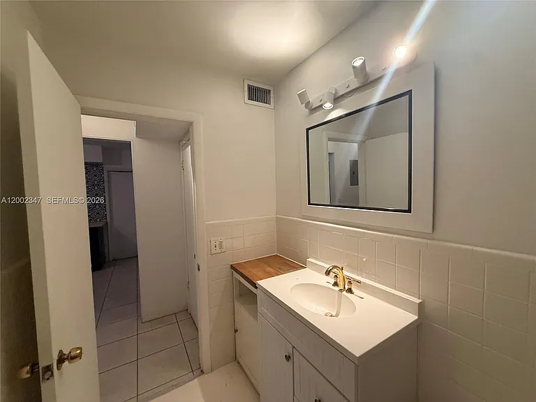 1104 N 17th Ct #107 — Photo 9