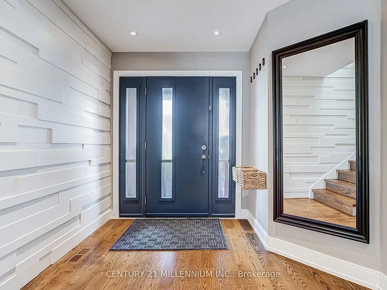 30 Queensmill Ct — Photo 4