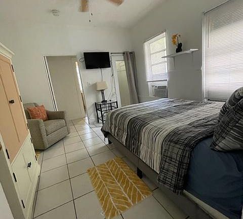 5th image of 411 NE 28th St #7