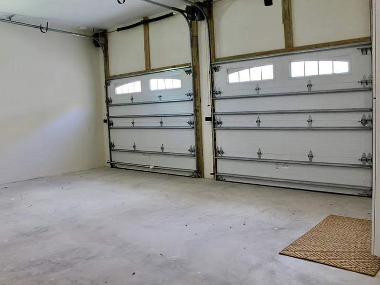 224 N Riverside Dr — Photo 47