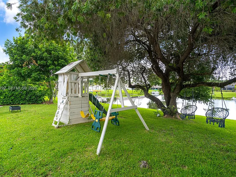 758 Lake Wellington Dr — Photo 31