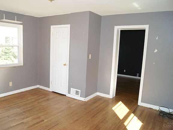3rd image of 958 Helen St