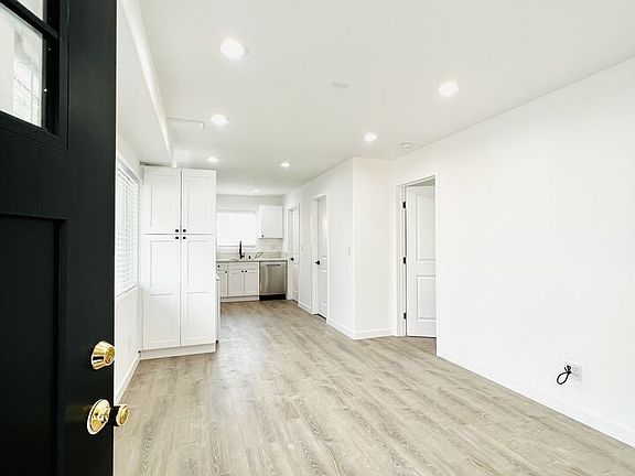 5th image of 1217 N Screenland Dr #101